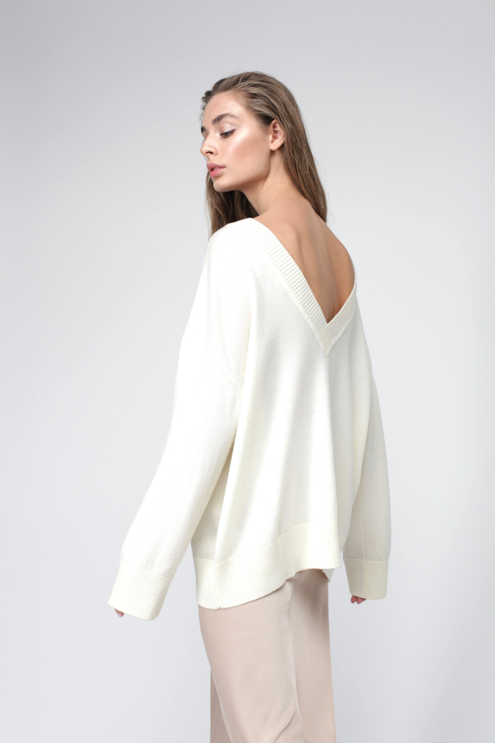 Volumetric sweater with V-neck (Miss Secret) PU-021-white