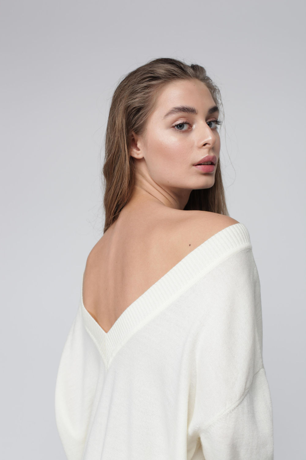 Volumetric sweater with V-neck (Miss Secret) PU-021-white