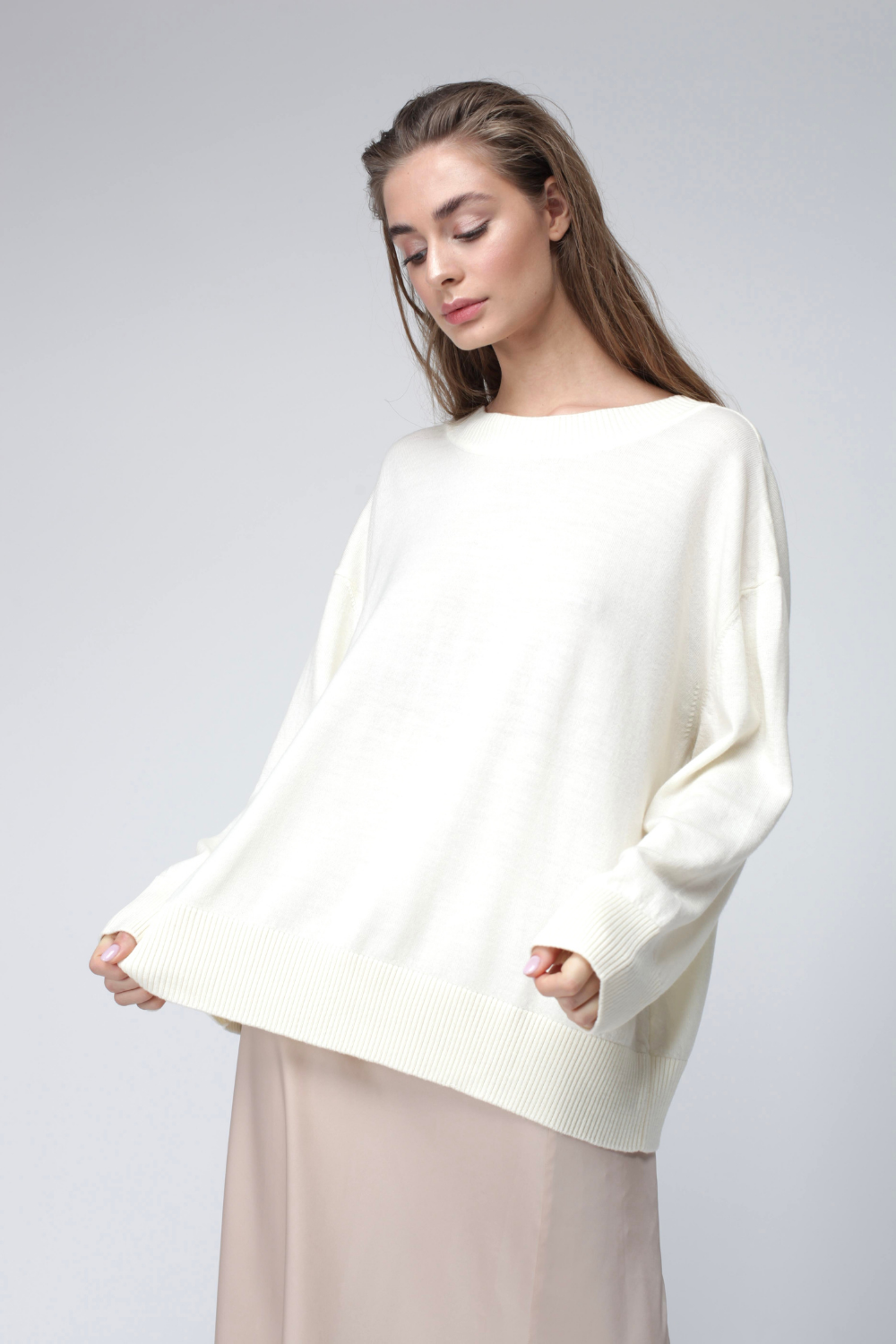 Volumetric sweater with V-neck (Miss Secret) PU-021-white