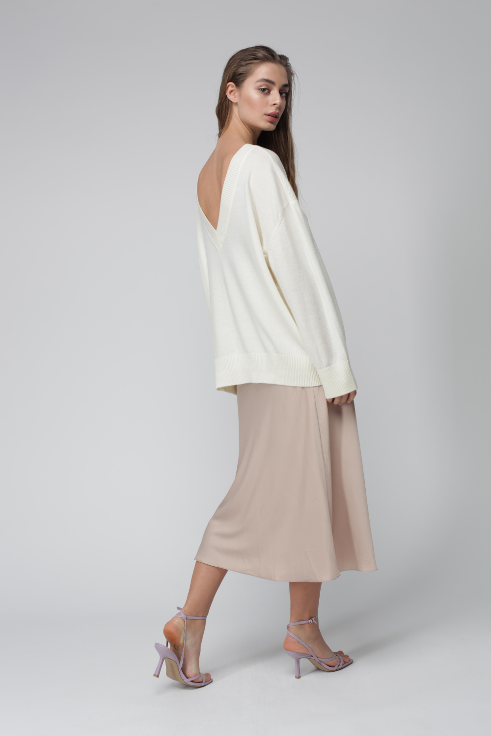 Volumetric sweater with V-neck (Miss Secret) PU-021-white