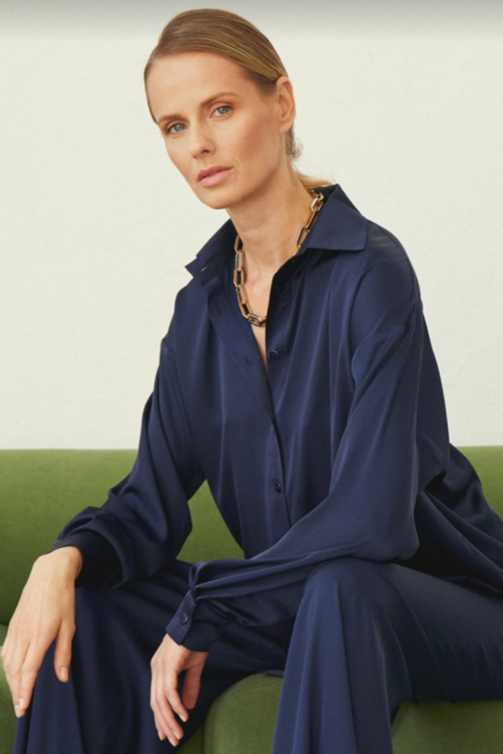 Halenka tmavě modrá volně střižená hedvábná BASIC (Mint) 22010058