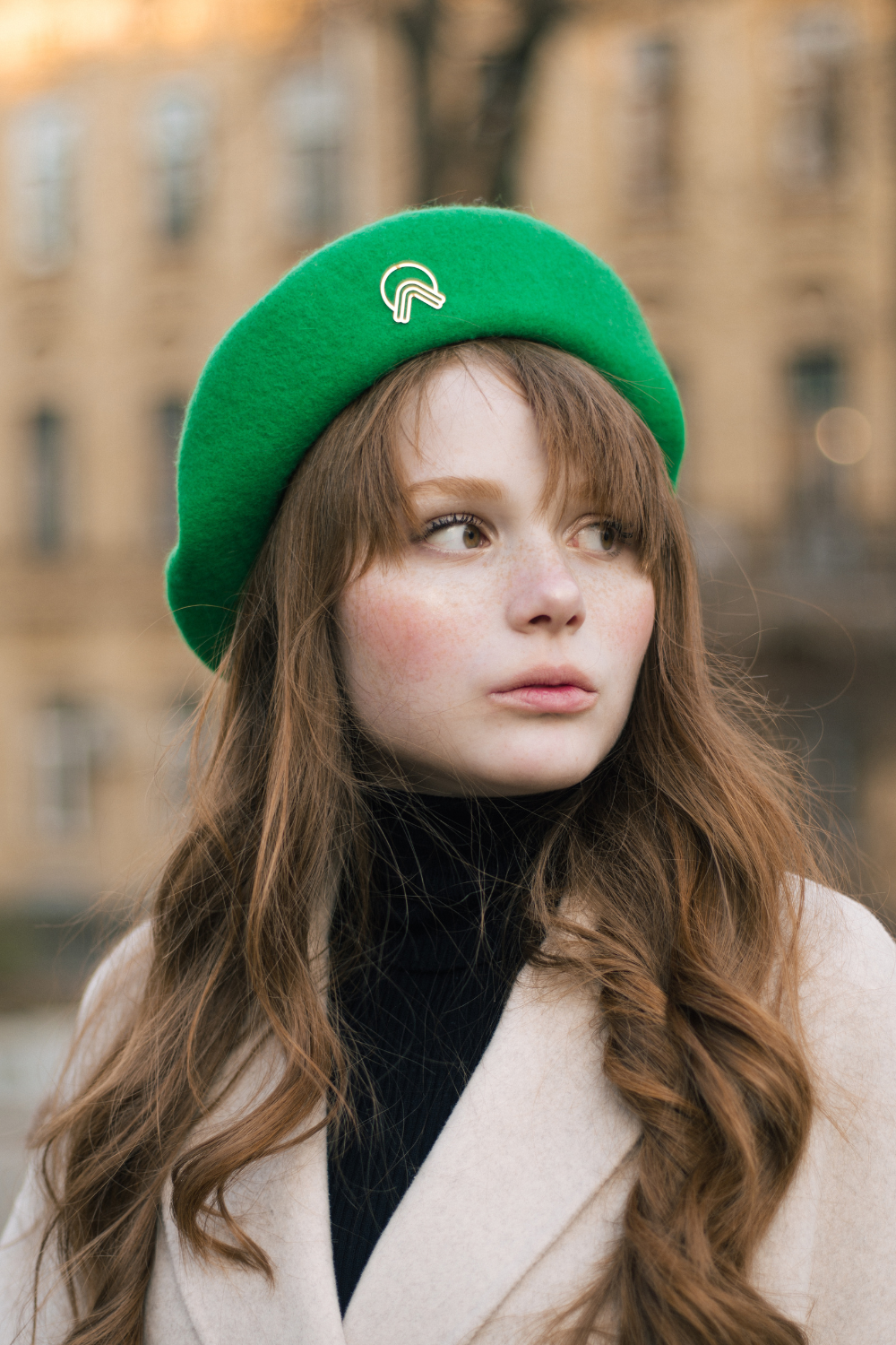 B-GRN zelený vlněný baret se zlatým dekorem (Nesamovyto)