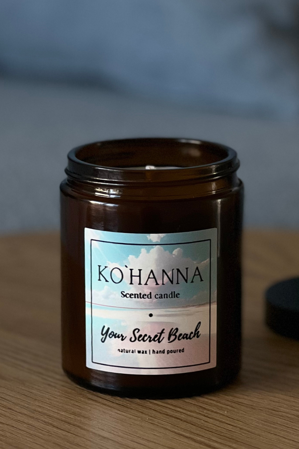 Hnědé sklo, ručně vyráběná vonná svíčka, Your Secret Beach, 180 ml. (KO&