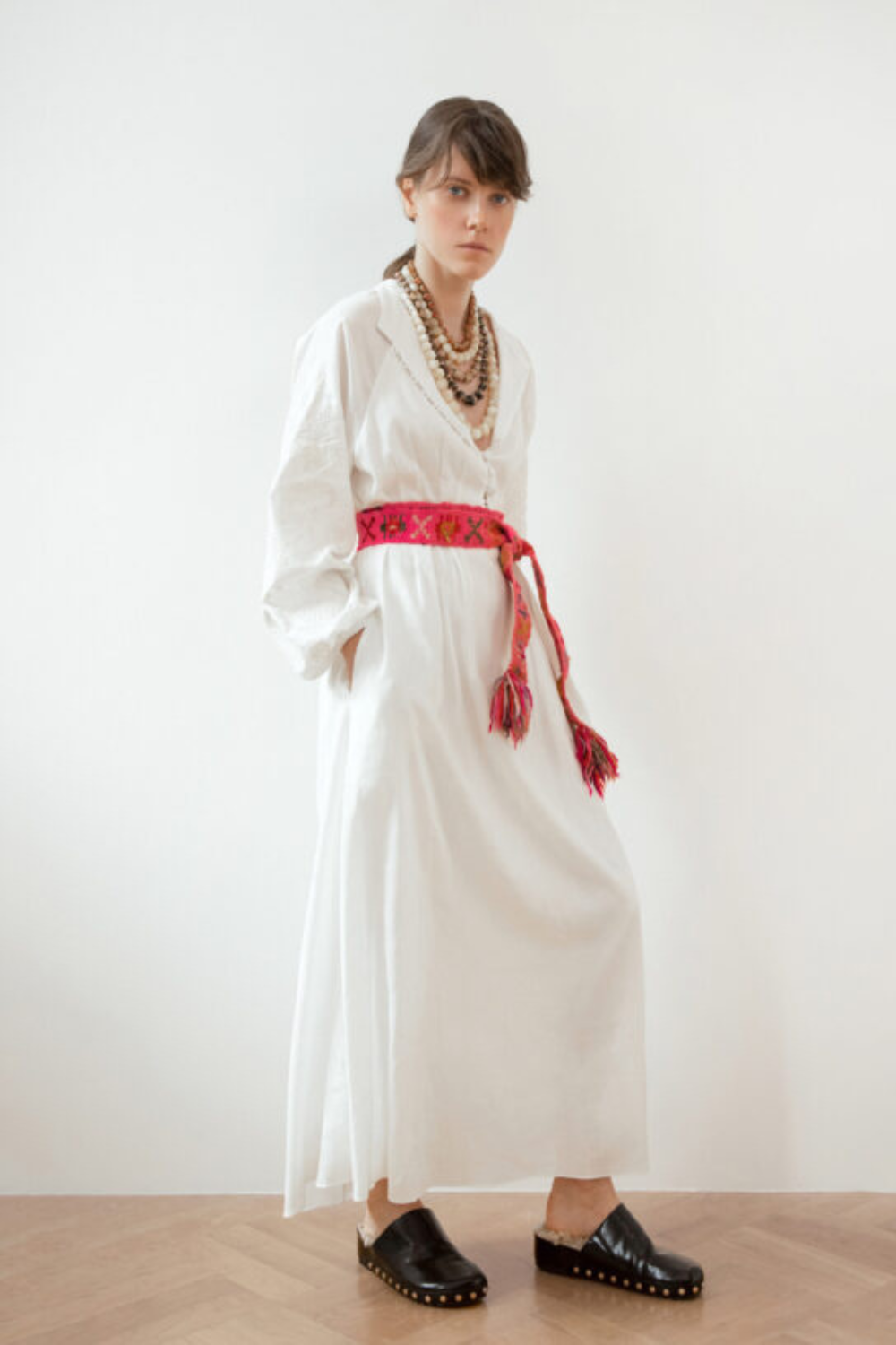 Šaty za motivy tradiční košile s designovou výšivkou (bílá na bílém) (Gaptuvalnya) G_0018