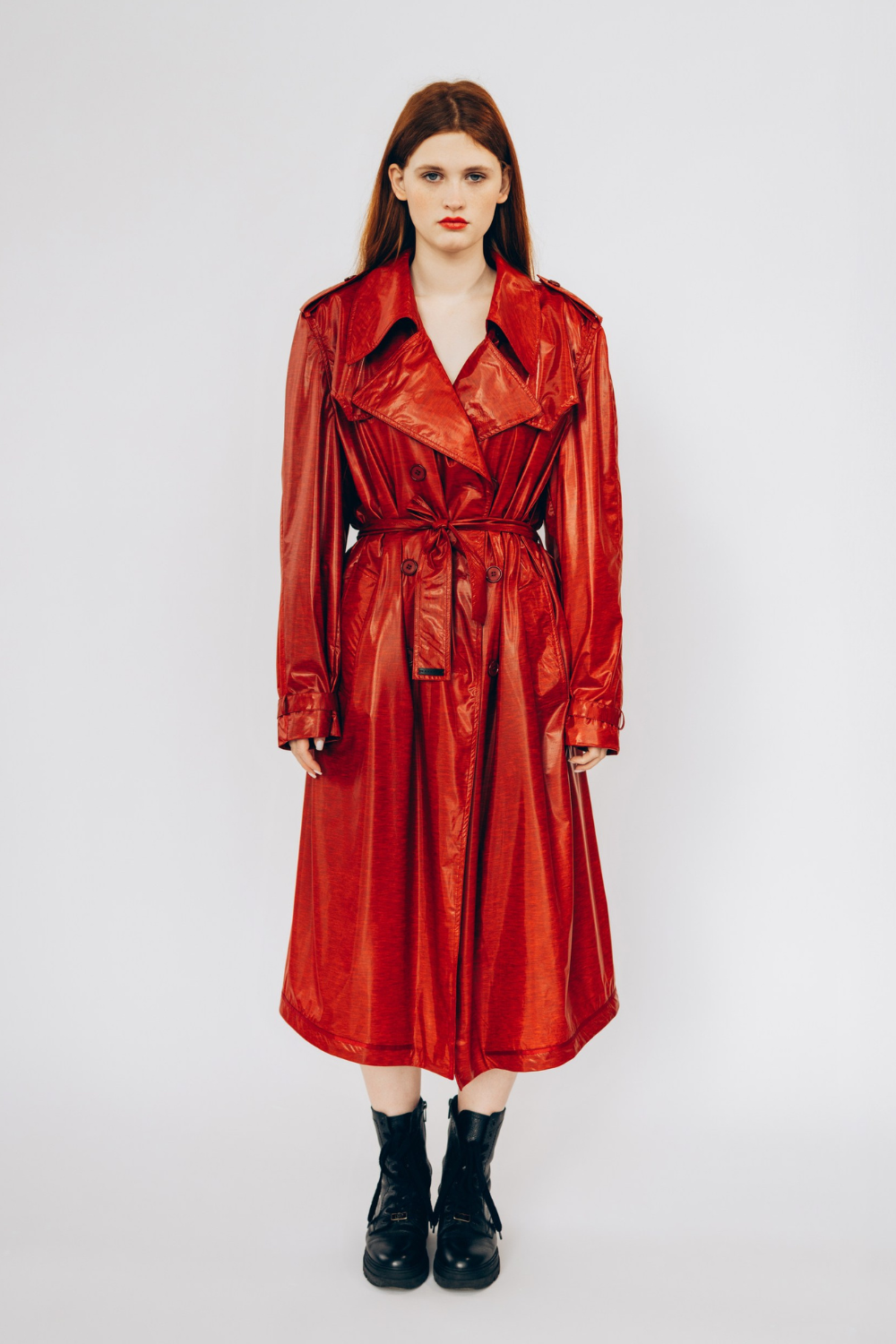 Dámský kabát, v červené barvě, klasický střih, dlouhý rukáv s manžetami (BAKAEVA) В-25