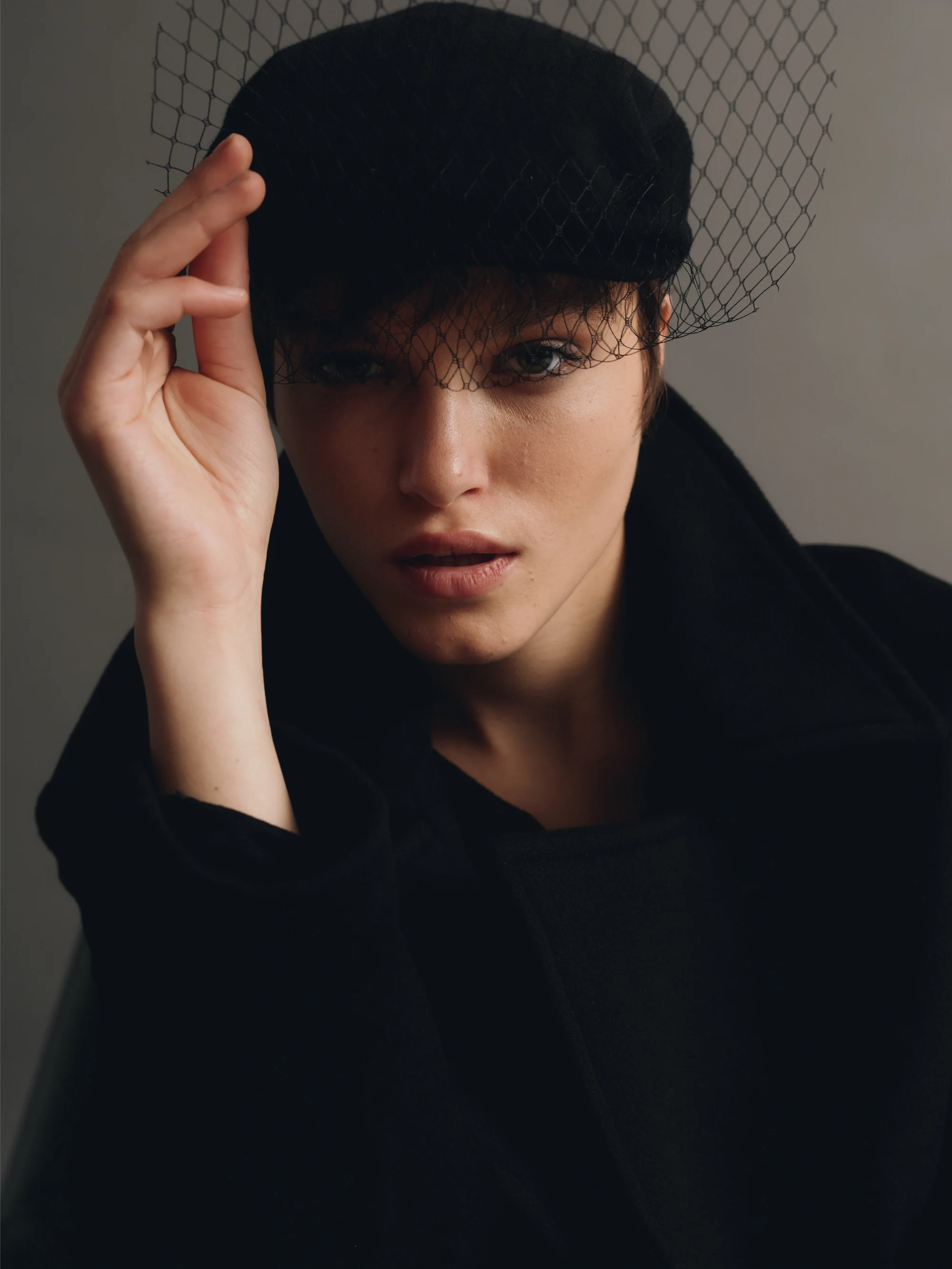 Černá vlněná čepice se závojem (Hoops)