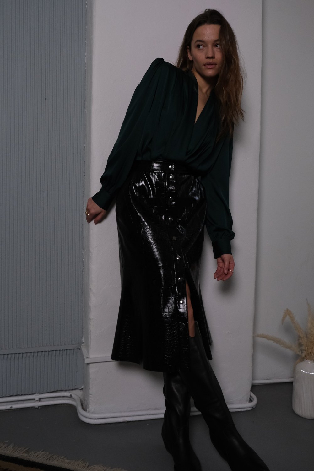 Sukně midi z vinylu s potiskem krokodýla a zapínáním na knoflíky vpředu (GUDU) SK007SS21