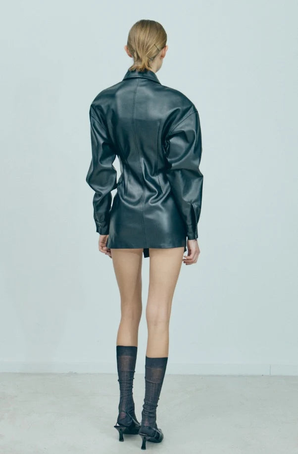 Šaty mini z eko-kůže s páskem, (Gudu), DR010SS24