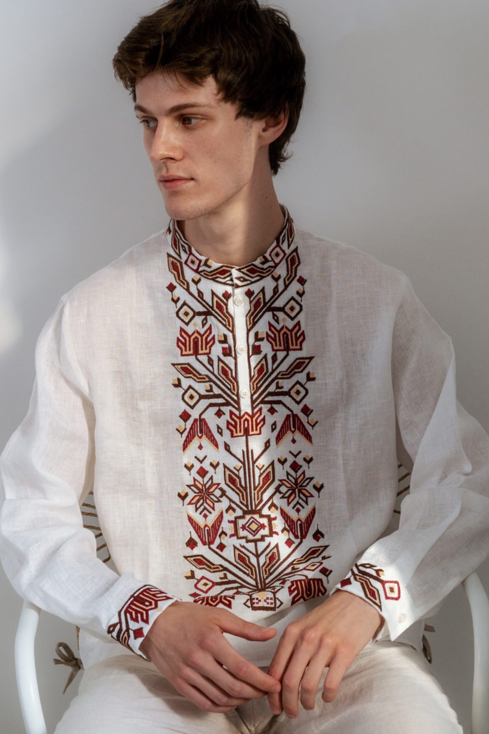 Chol košile Rug Burgundsko na bílém stojanu na prádlo (Gaptuvalnya)