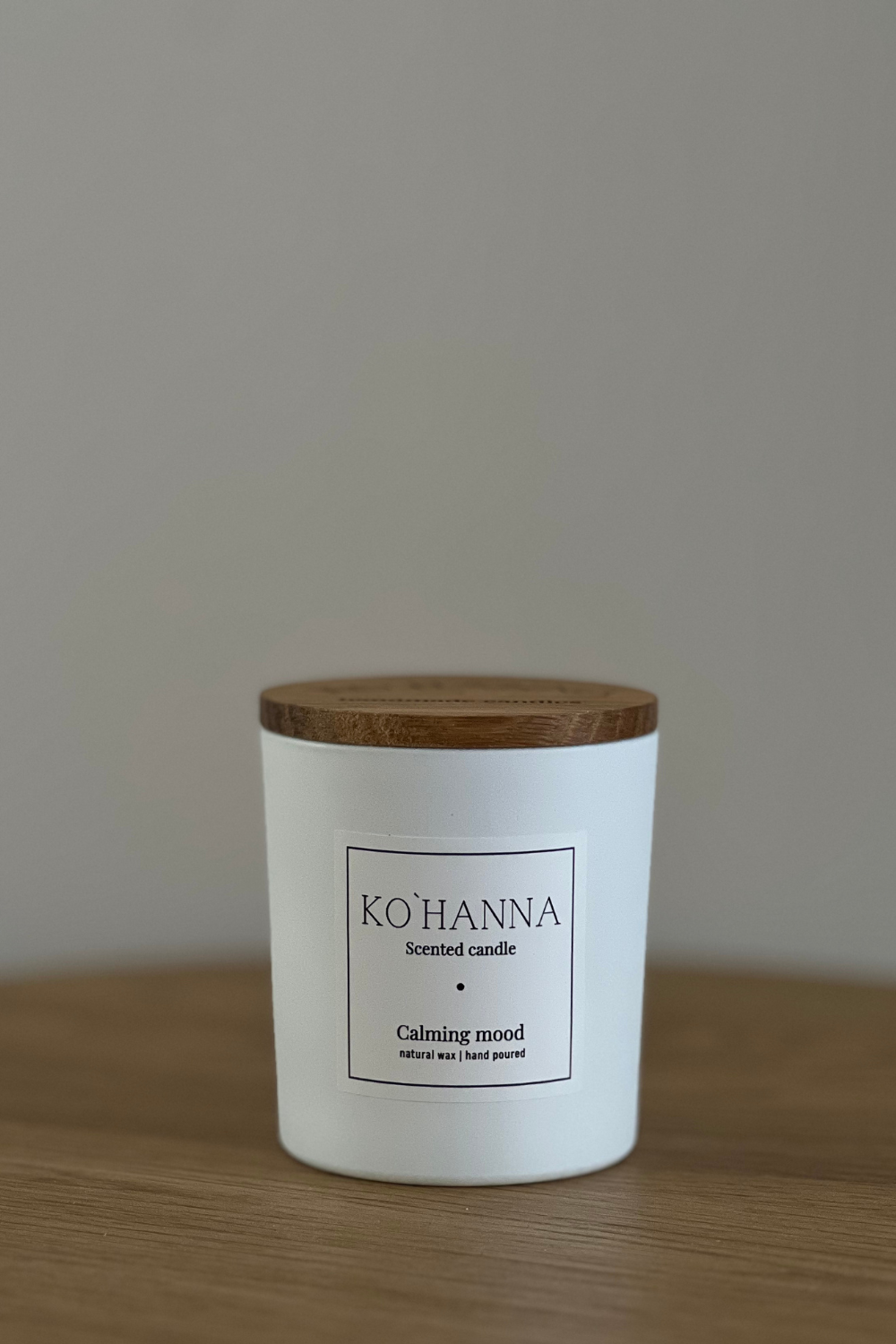 Bílé matné sklo, ručně vyráběná vonná svíčka, "Calming mood" 250 ml. (KO&