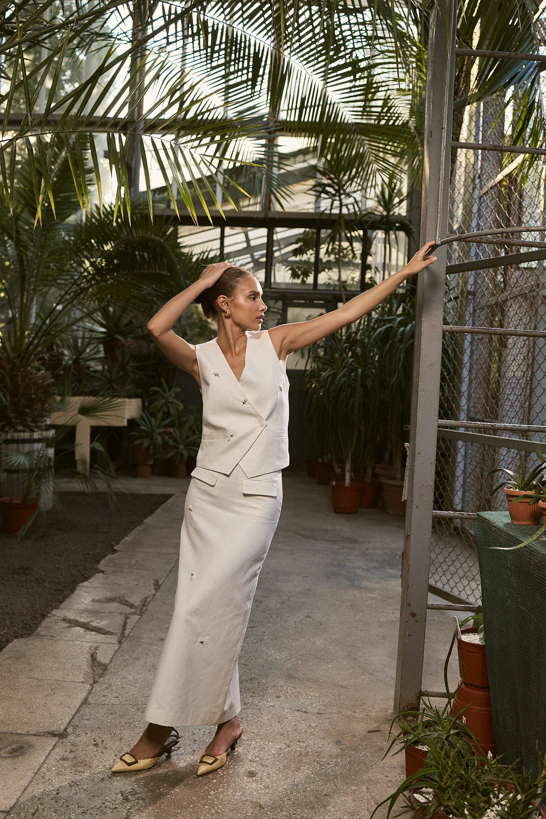 Льняна спідниця міді з вишитими квітами (Sarna) SA018S