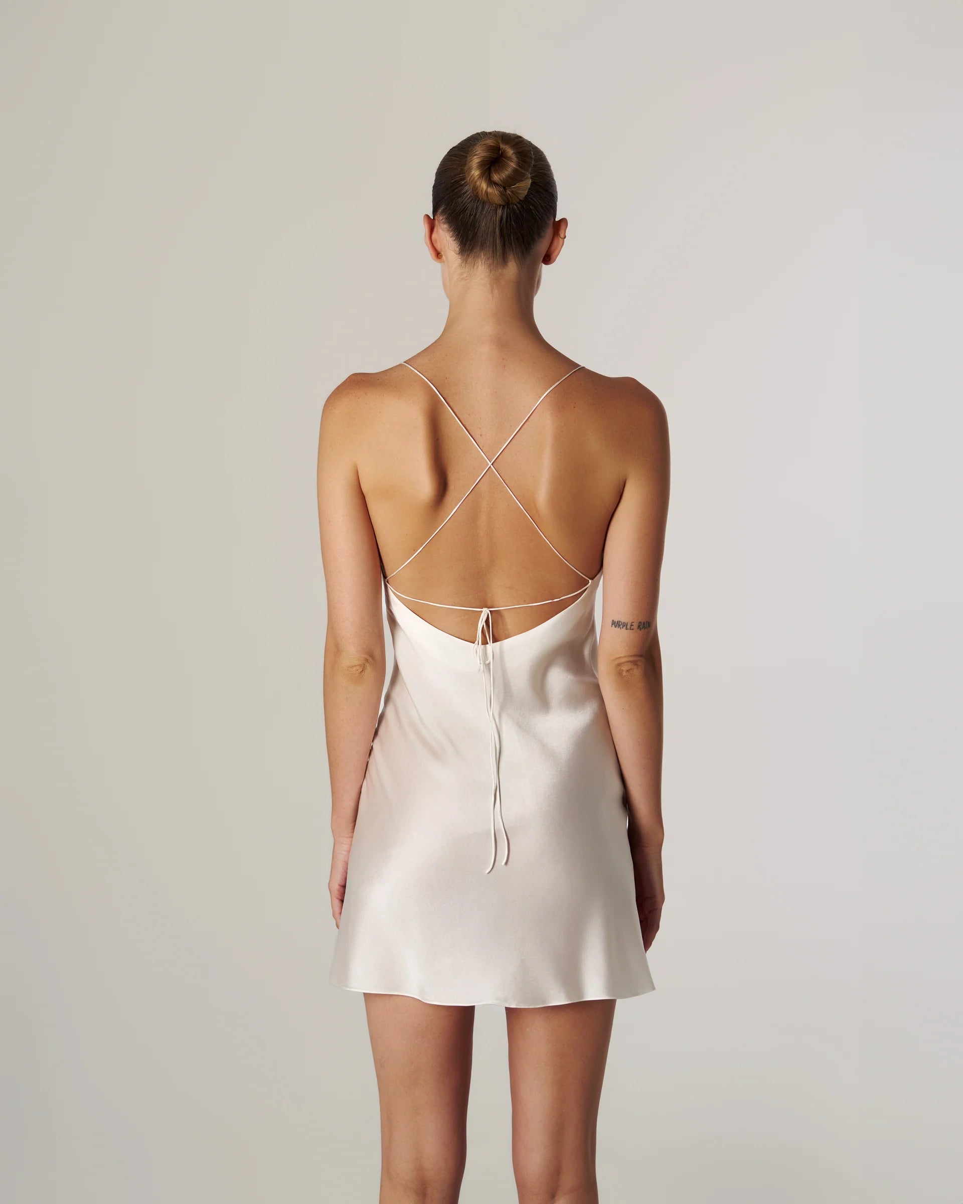 Minišaty Naya s krajkou bílé barvy (Ocean x Silk)