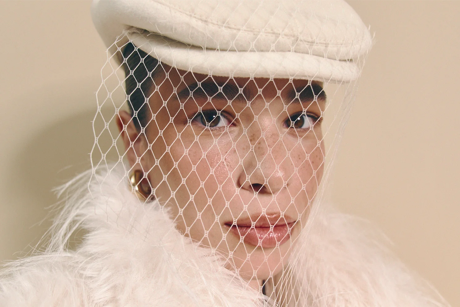 Čepice z mléčné vlny se závojem (Hoops)