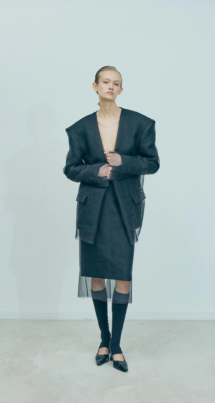 Sako crop mírně oversized transformer s velkými kapsami a zipy na ramenou a hrudi (GUDU) JT006SS24