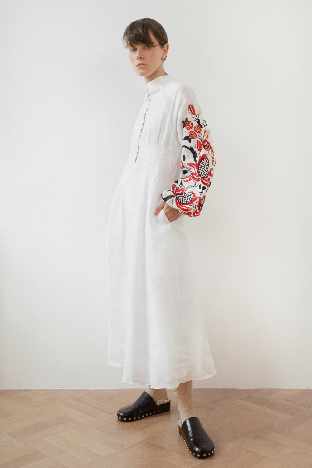 Pomegranate dress with &quot;Colorful ornament&quot; made of white linen (Gaptuvalnya)