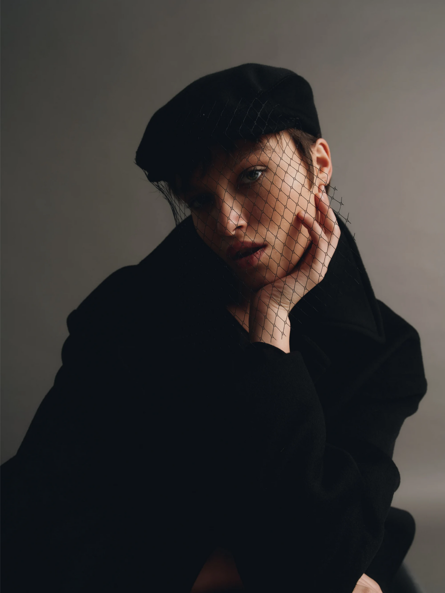 Černá vlněná čepice se závojem (Hoops)