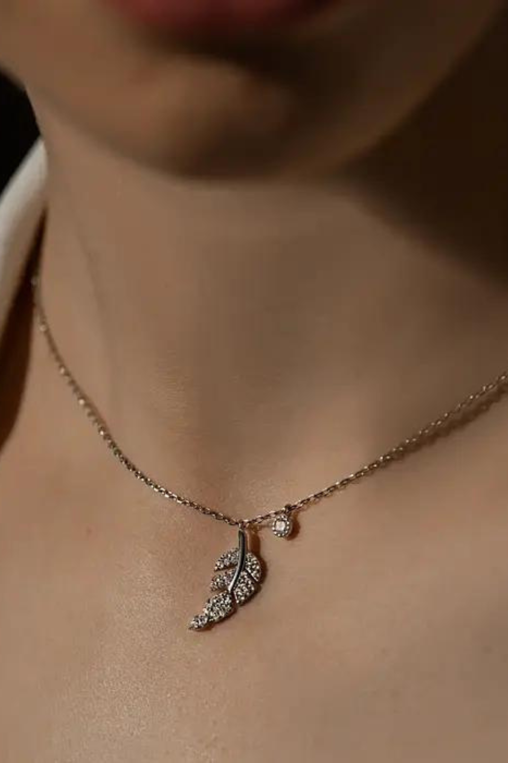 Stříbrný náhrdelník Peříčko se zirkony (SILVERAMO), KL2F.3011S