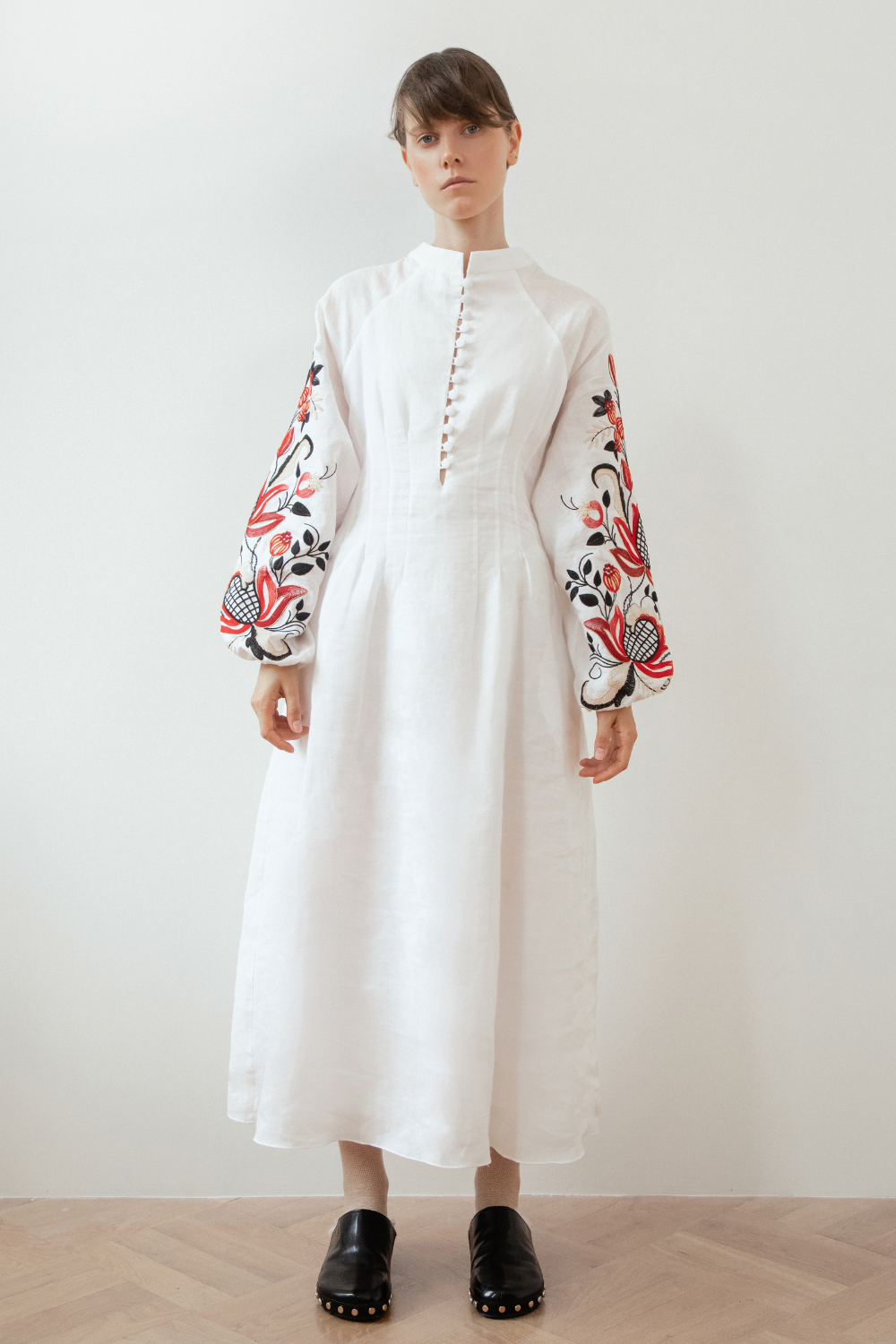 Pomegranate dress with &quot;Colorful ornament&quot; made of white linen (Gaptuvalnya)