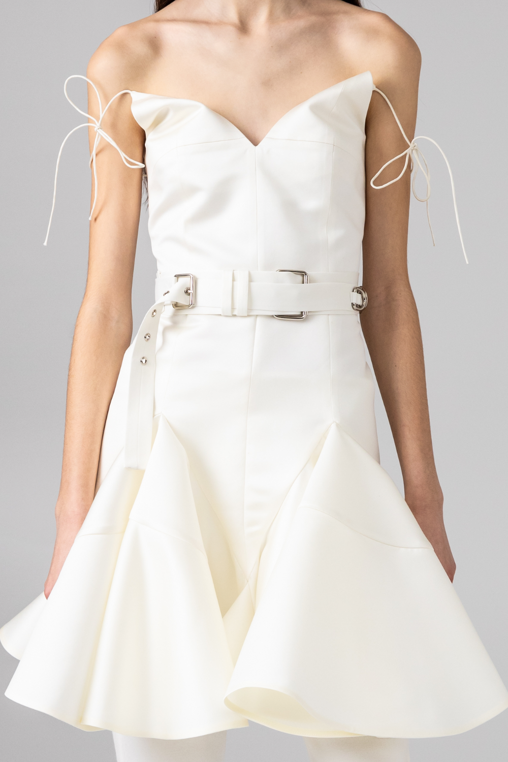 Šaty bílé mini s dekorativním lem a vzorem (GUDU) DR007FW24