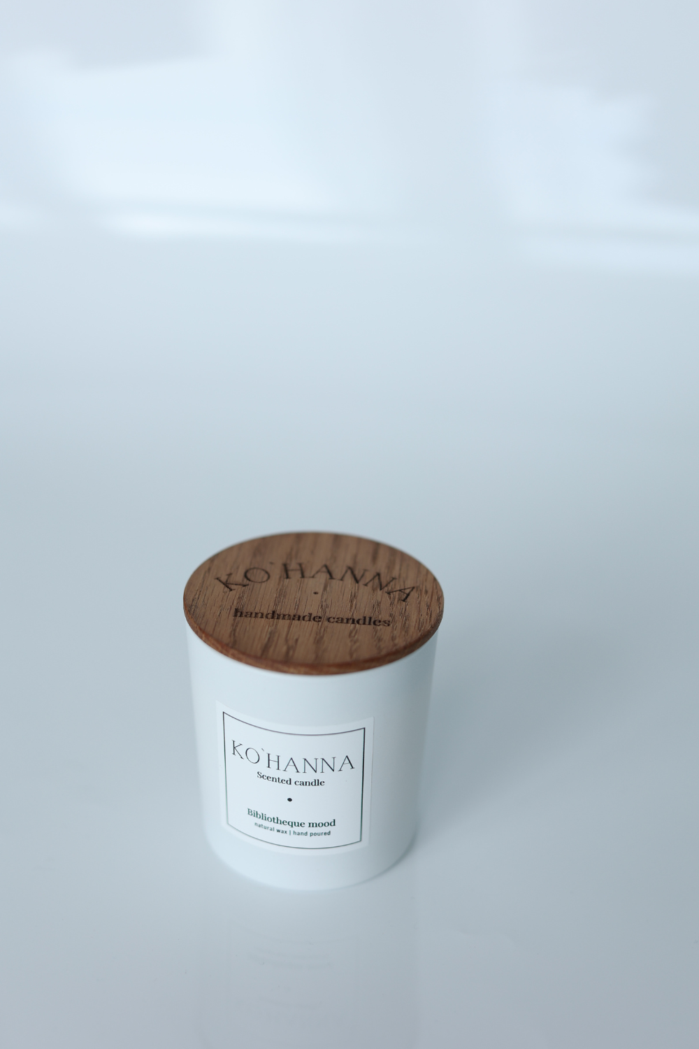 Svíčka vonná ručně vyráběná bílé matné sklo, "Bibliotheque mood" 250 ml (KO&