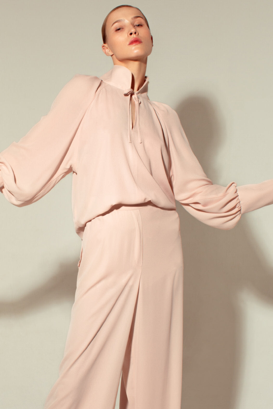 Růžový raglánový svetr s objemným rukávem z textilního materiálu (PANOVE) U.PN00261R