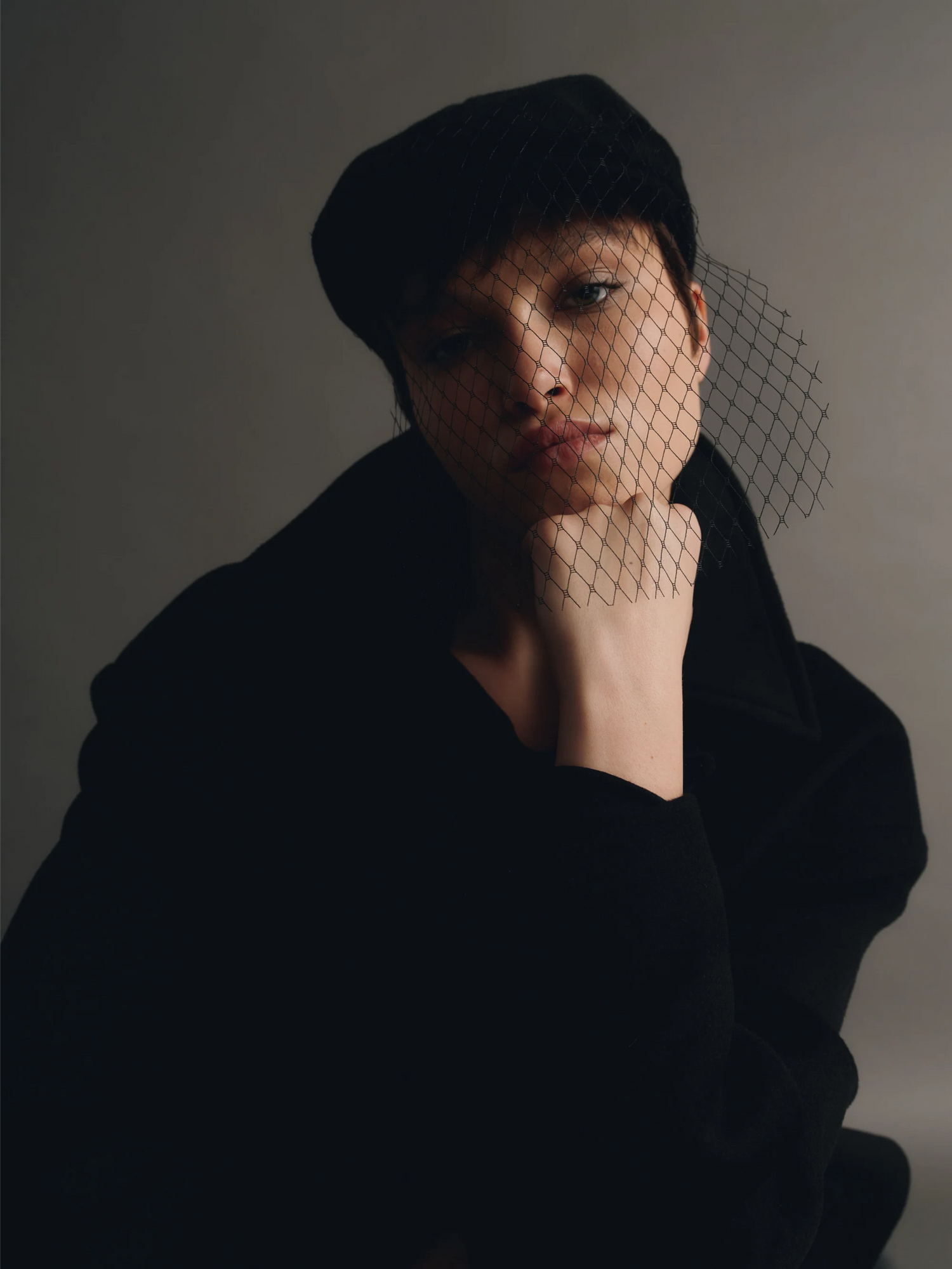 Černá vlněná čepice se závojem (Hoops)