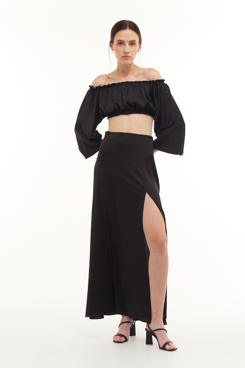 Černá hedvábná sukně s rozparkem (Mint) 2366