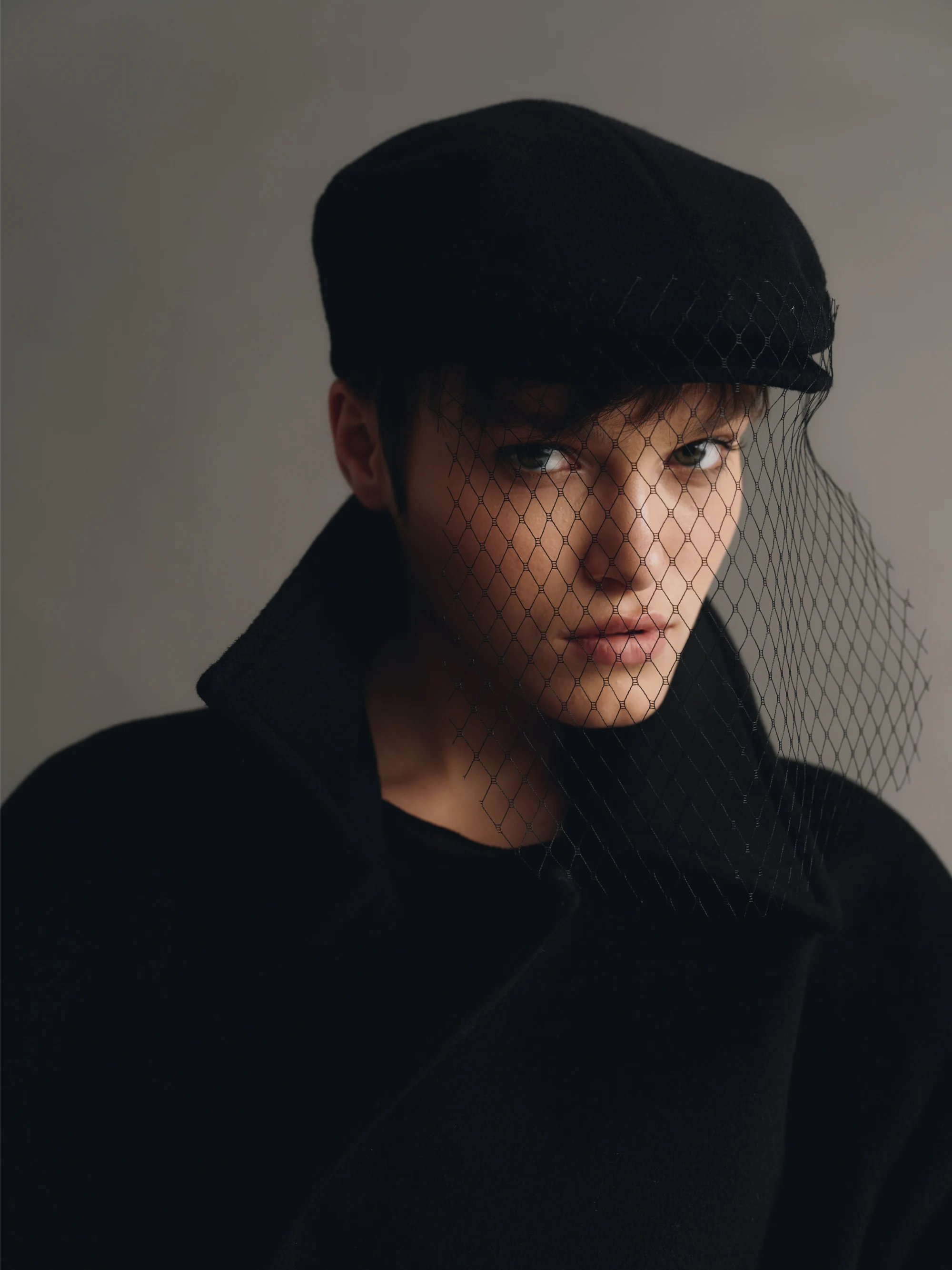 Černá vlněná čepice se závojem (Hoops)