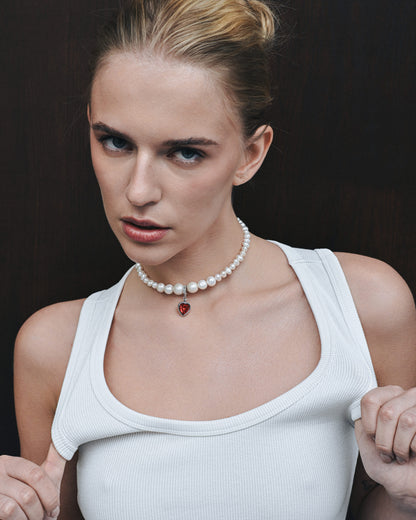 Perlový choker s červeným srdcem, Zlatá, (GrainsDeVerre), CHH4