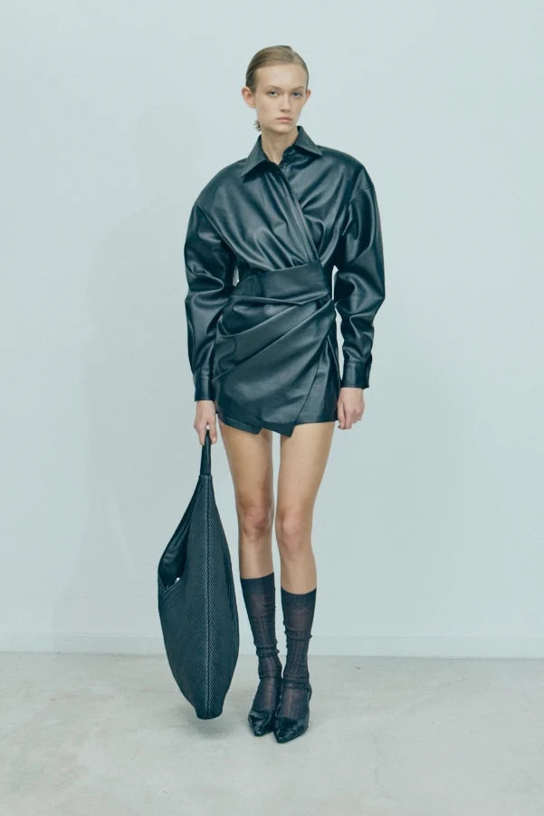 Šaty mini z eko-kůže s páskem, (Gudu), DR010SS24