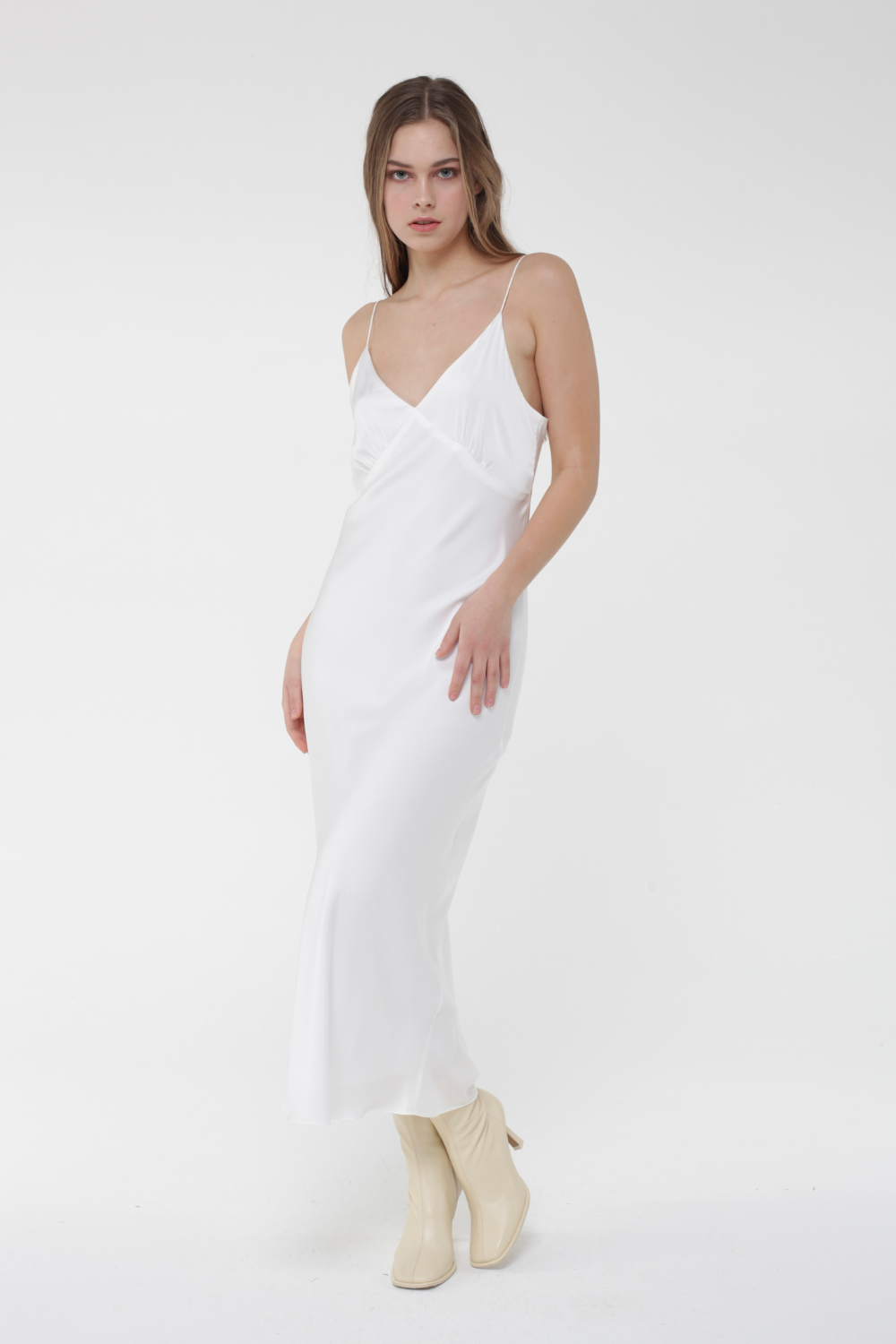 Šaty kombinace s šálkem na tenkých žiletkách, bílá (MissSecret) DR-040-white