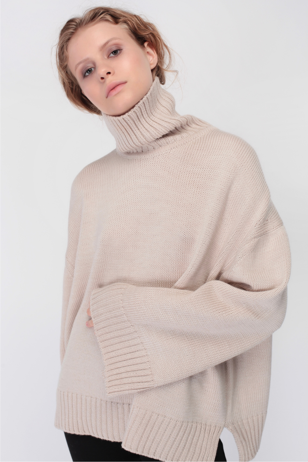Volumetric sweater with neckline and cuts (Miss Secret) PU-015