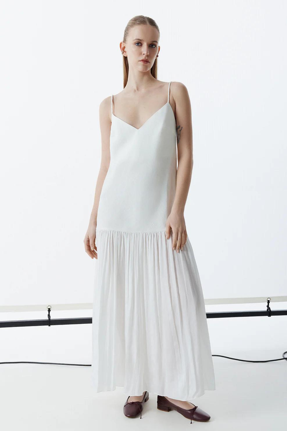 Letní šaty s otevřenými zády (Total White) RE2401