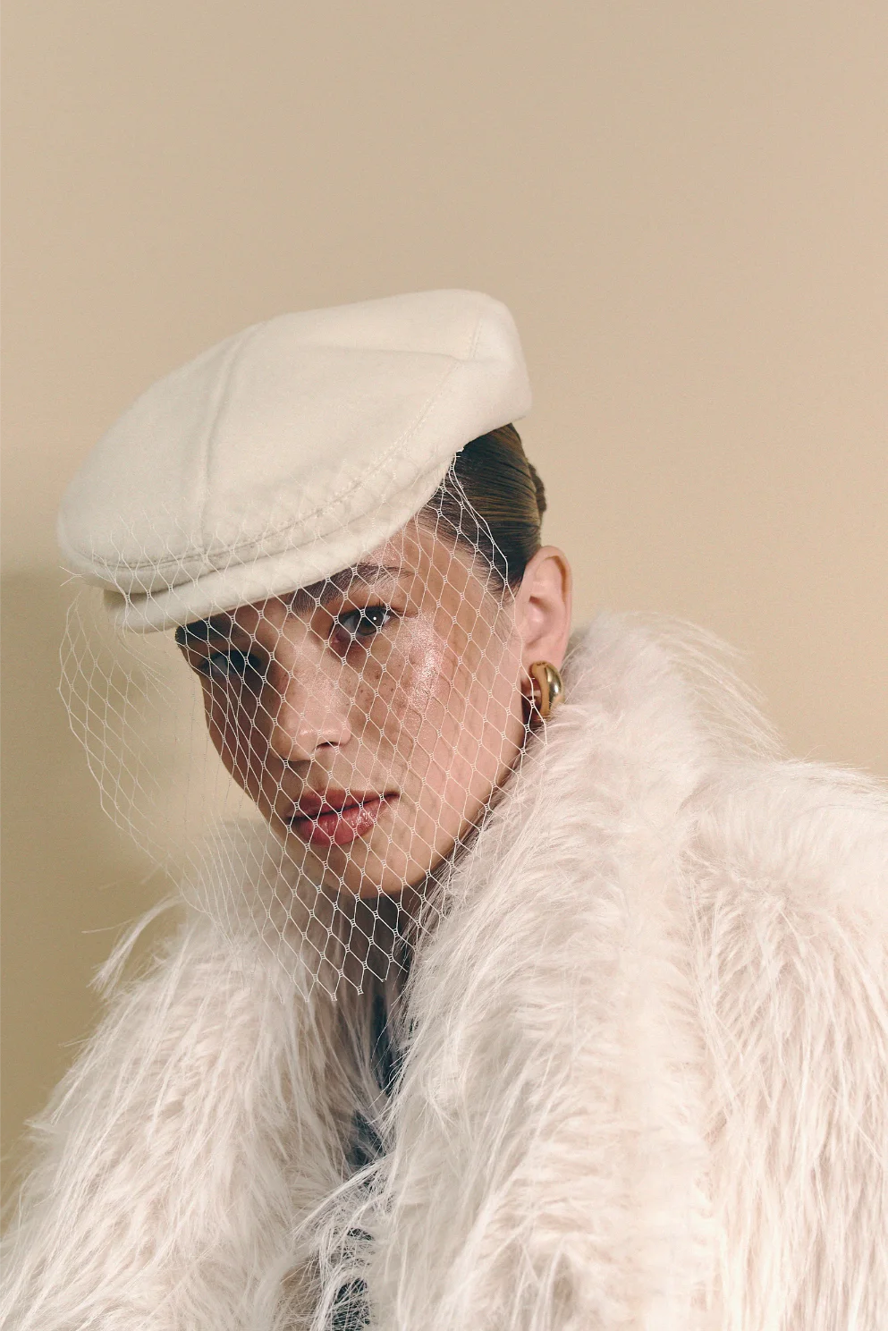 Čepice z mléčné vlny se závojem (Hoops)