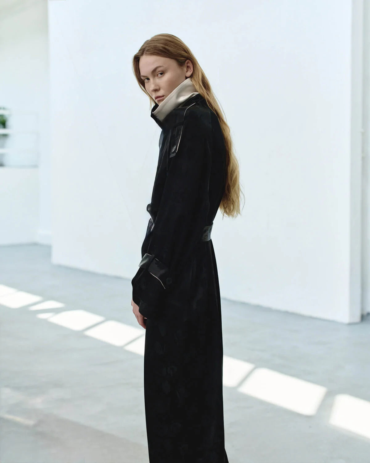 Černý květovaný trenčkot (K.KVIT) , CSS260005