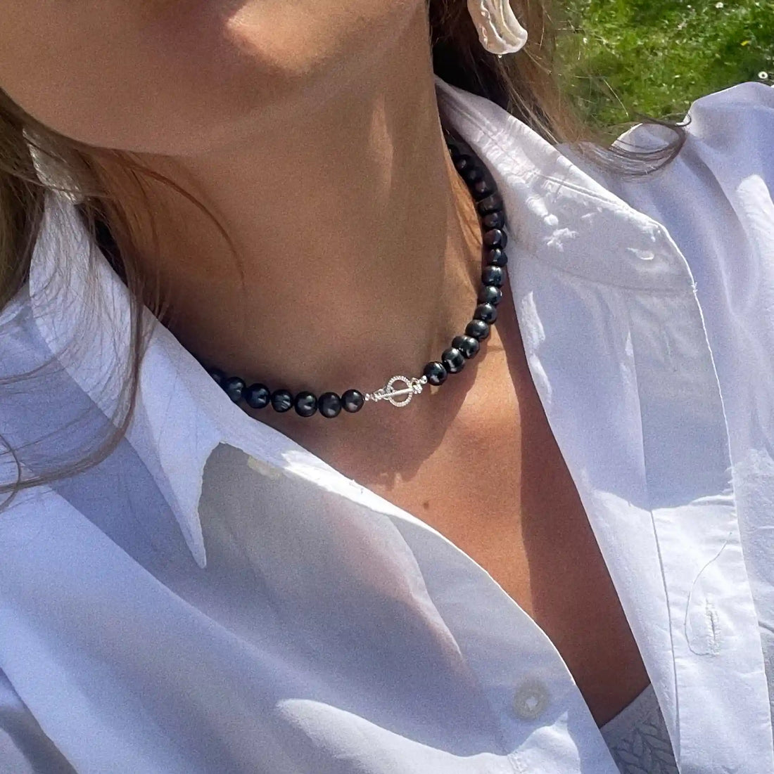 Choker z tmavých perel s originální sponou (SilveAmo) , K015
