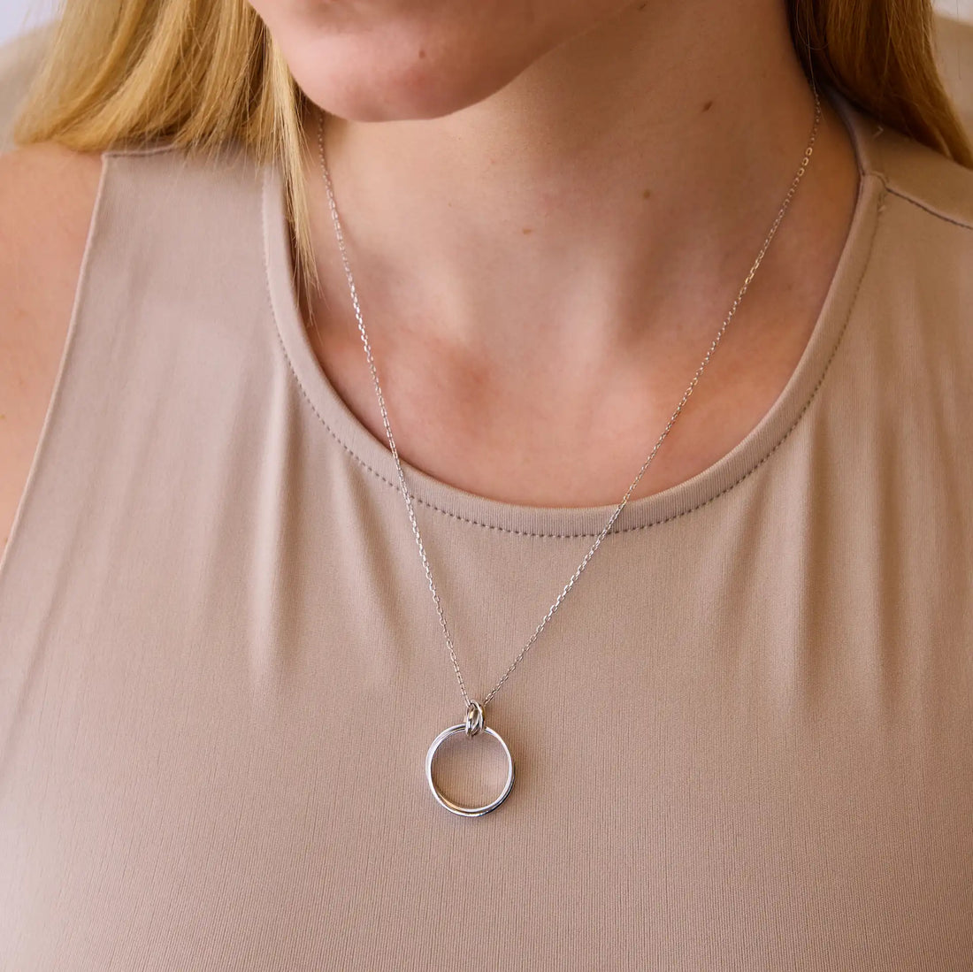 Stříbrný náhrdelník s propletenými kroužky Interlocked Circles (SilveAmo) , KL2.3033