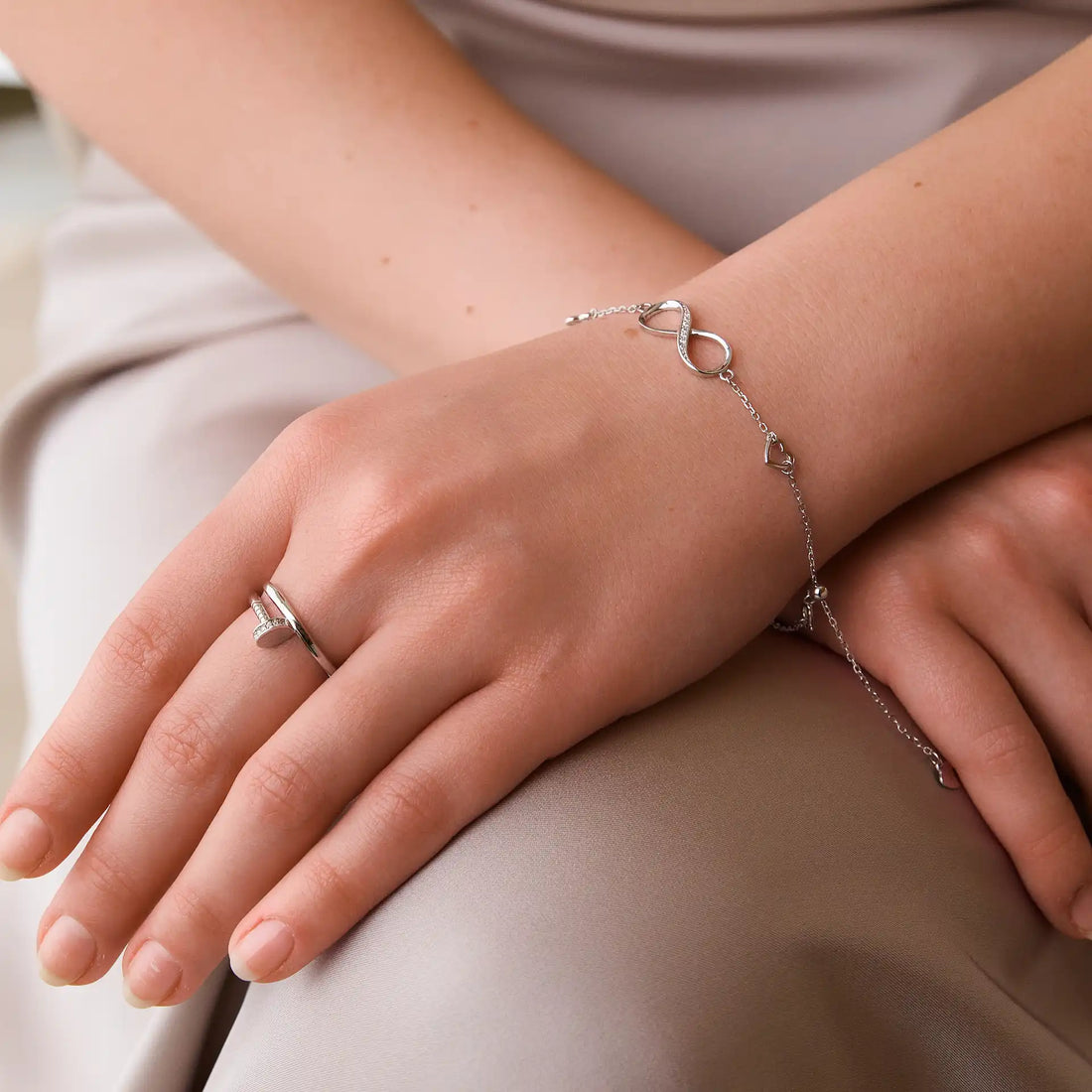Stříbrný náramek s zirkony Nekonečná láska (SilveAmo) , B2F.1022