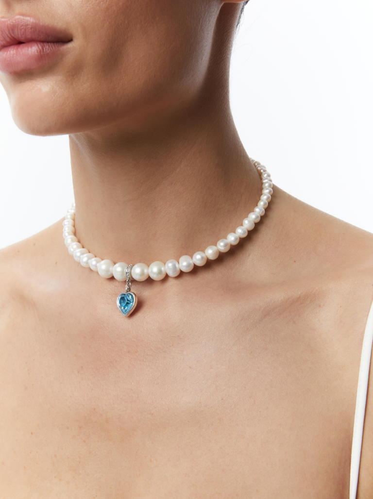 Choker z perel s modrým srdcem, stříbrná barva (Grains de Verre) , CHH6.1