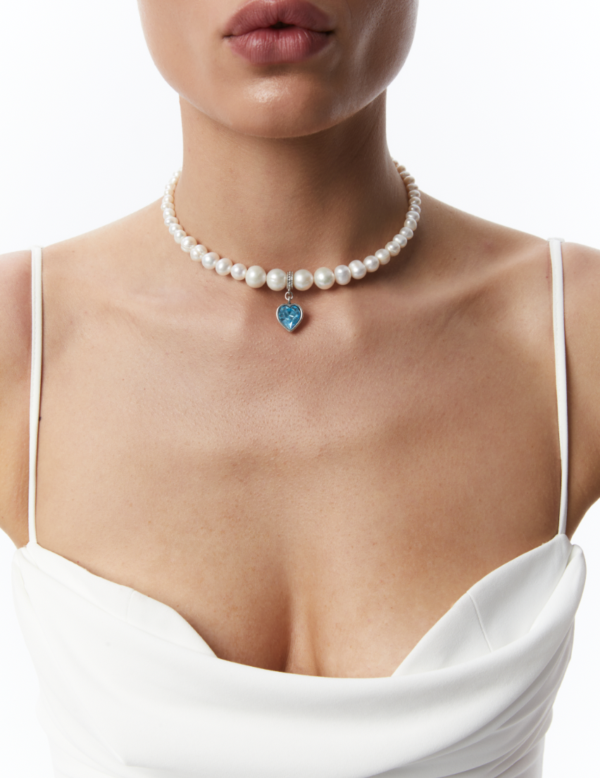 Choker z perel s modrým srdcem, stříbrná barva (Grains de Verre) , CHH6.1