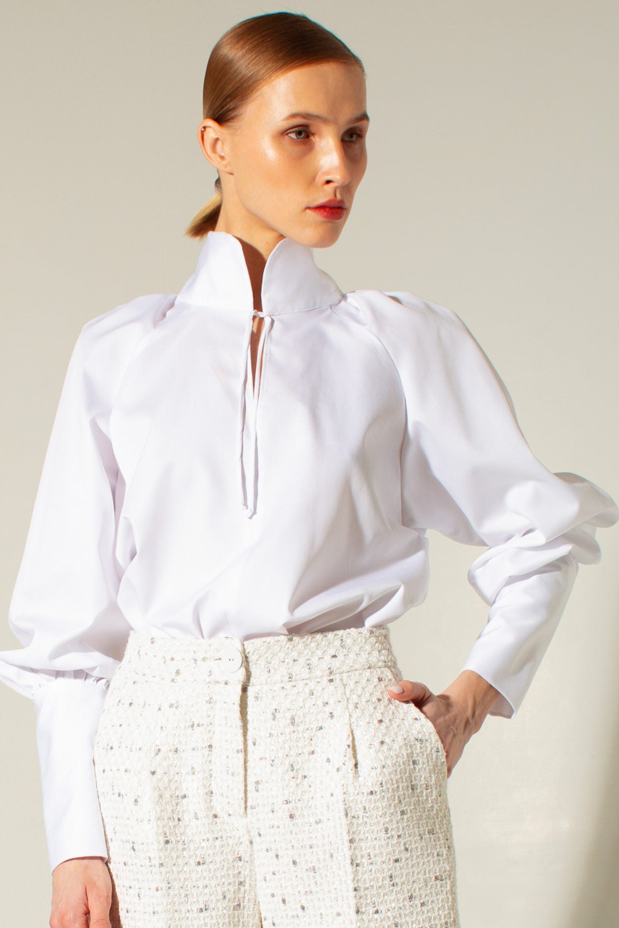 Bílý raglánový svetr s objemným rukávem z textilního materiálu (PANOVE) U.PN00261B